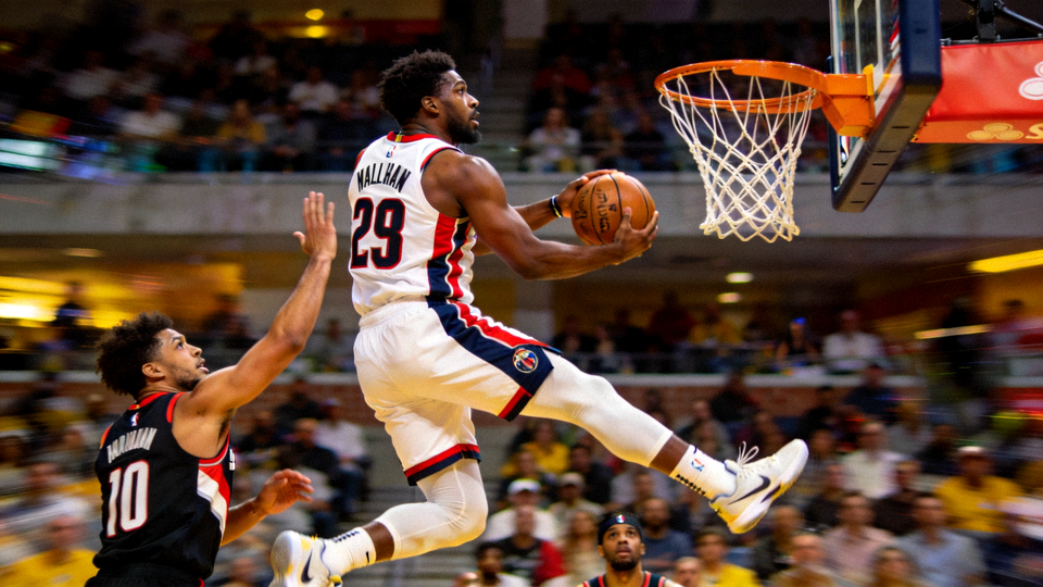 NBA焦点战正在直播的比赛画面，球员持球突破防守上篮