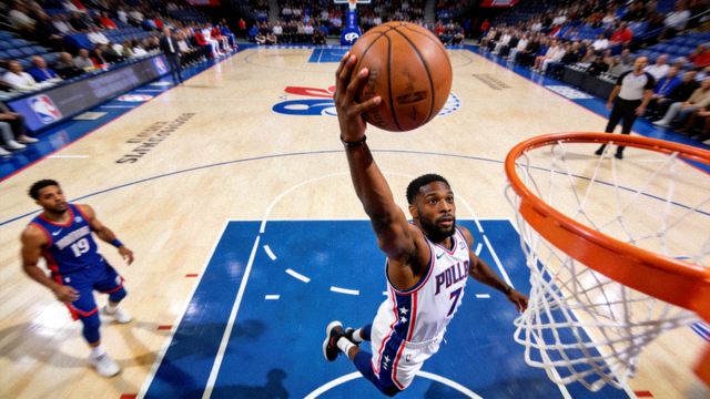 NBA球员在比赛中完成快攻扣篮的瞬间抓拍